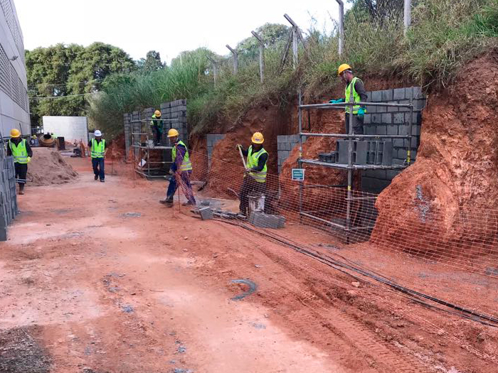 Construções Industriais As construções industriais aumentam a capacidade produtiva ou melhoram a eficiência em empresas. A D&D tem expertise em gerenciamento de construções industriais! Quer saber mais sobre construções industriais? Entre em contato com a gente!