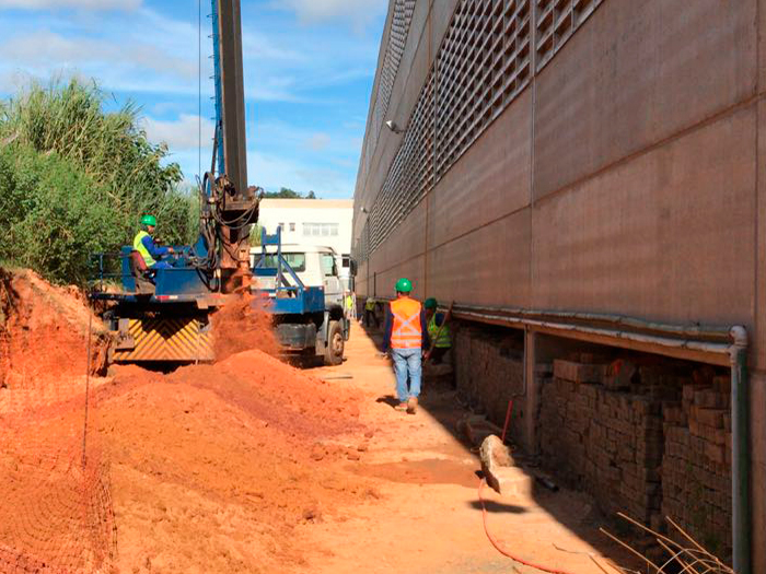 Obras de Infraestrutura As obras de infraestrutura são realizadas para a modernização e melhoria de estruturas físicas. A D&D tem experiência com obras públicas e privadas, com forte atuação em obras de infraestrutura. Entre em contato conosco e faça já sua obra!